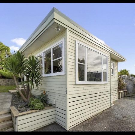 Refined, Retro & Relaxing Villa Paraparaumu Exterior photo
