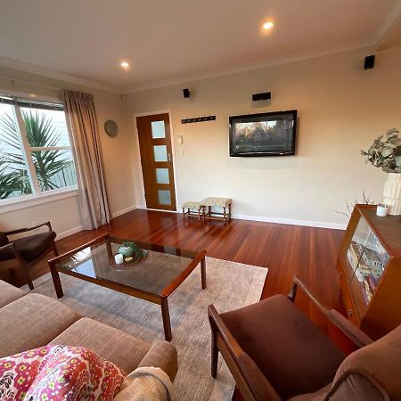 Refined, Retro & Relaxing Villa Paraparaumu Exterior photo