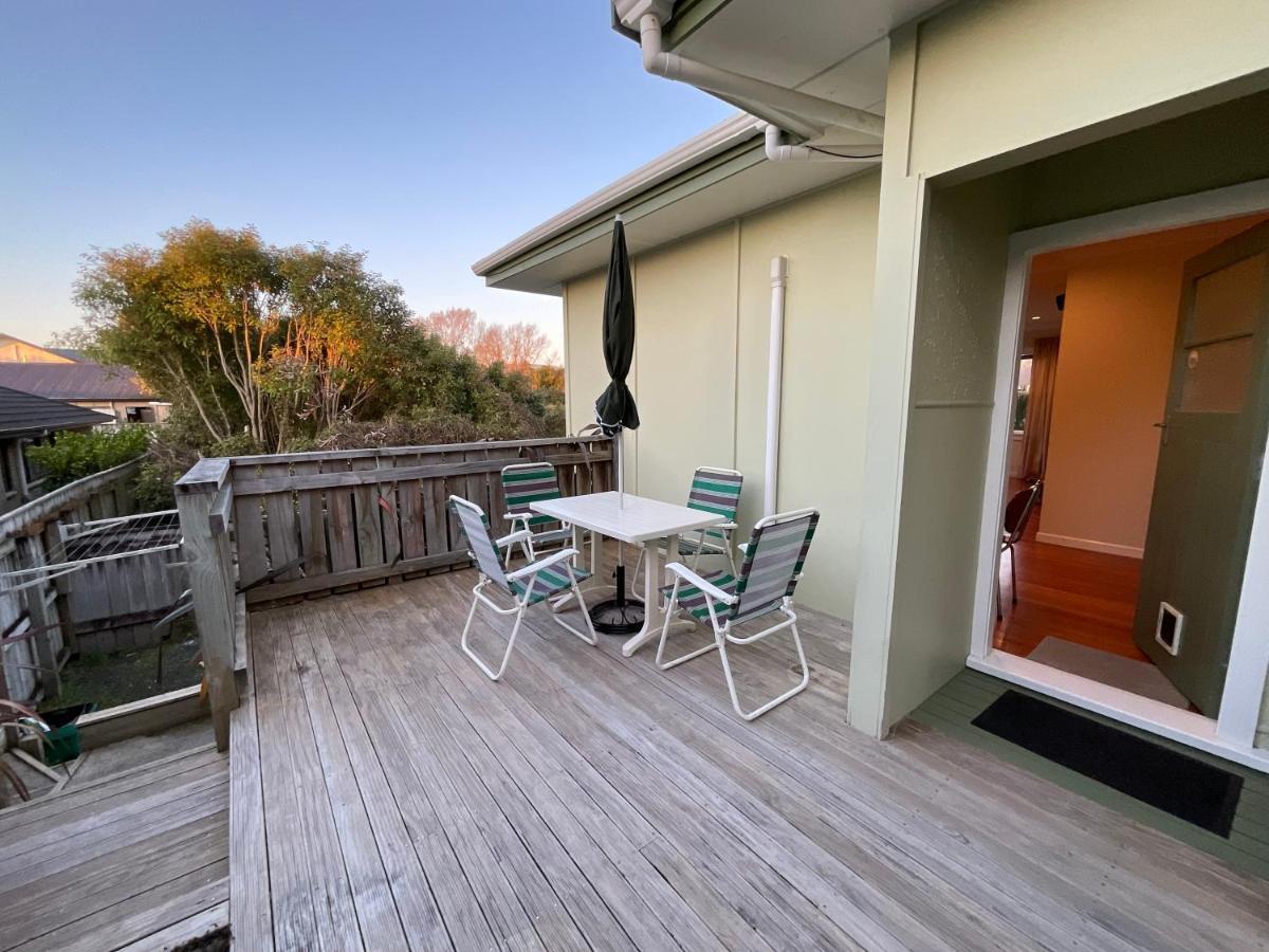 Refined, Retro & Relaxing Villa Paraparaumu Exterior photo