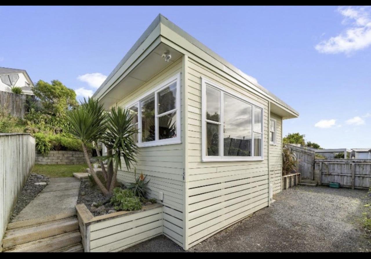Refined, Retro & Relaxing Villa Paraparaumu Exterior photo